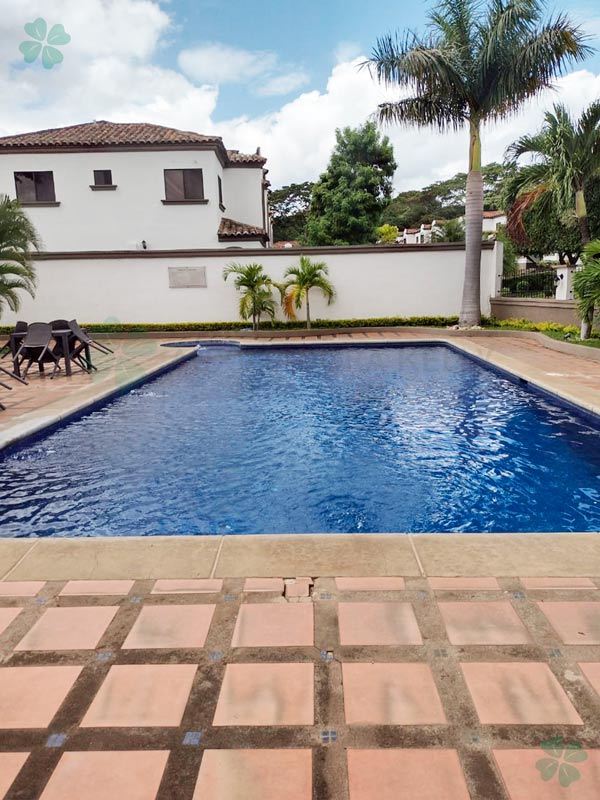 CON CASA CLUB Y PISCINA