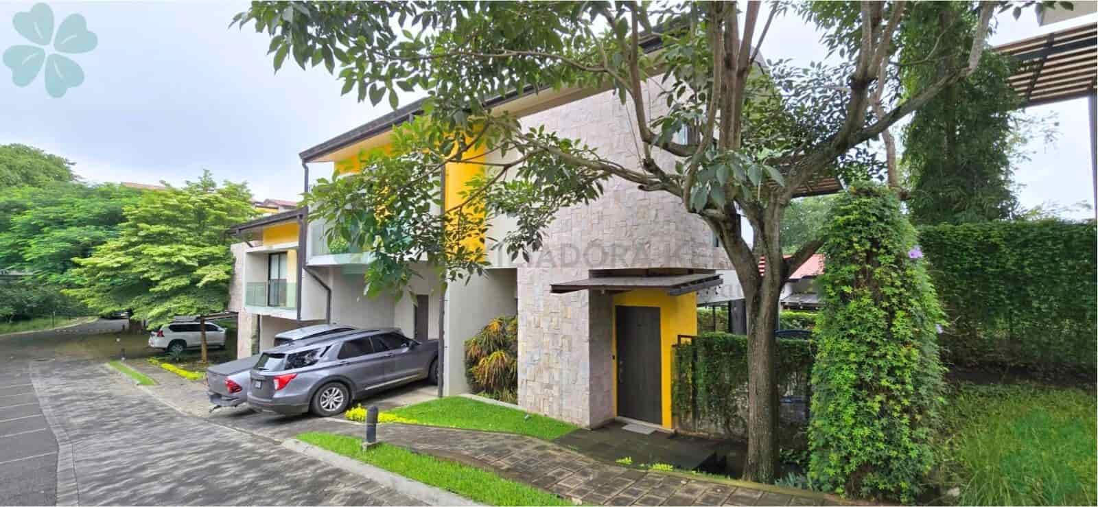 Casa moderna dentro de condominio en Villa Fontana
