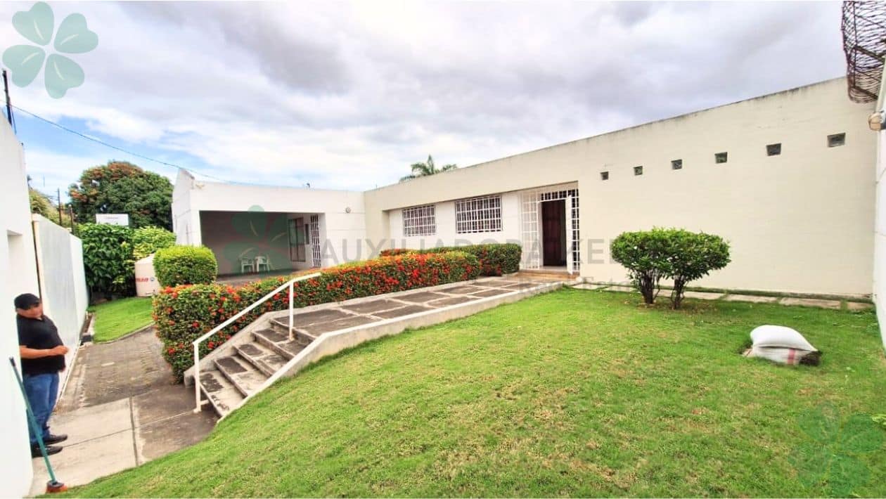 En venta casa esquinera en Los Robles