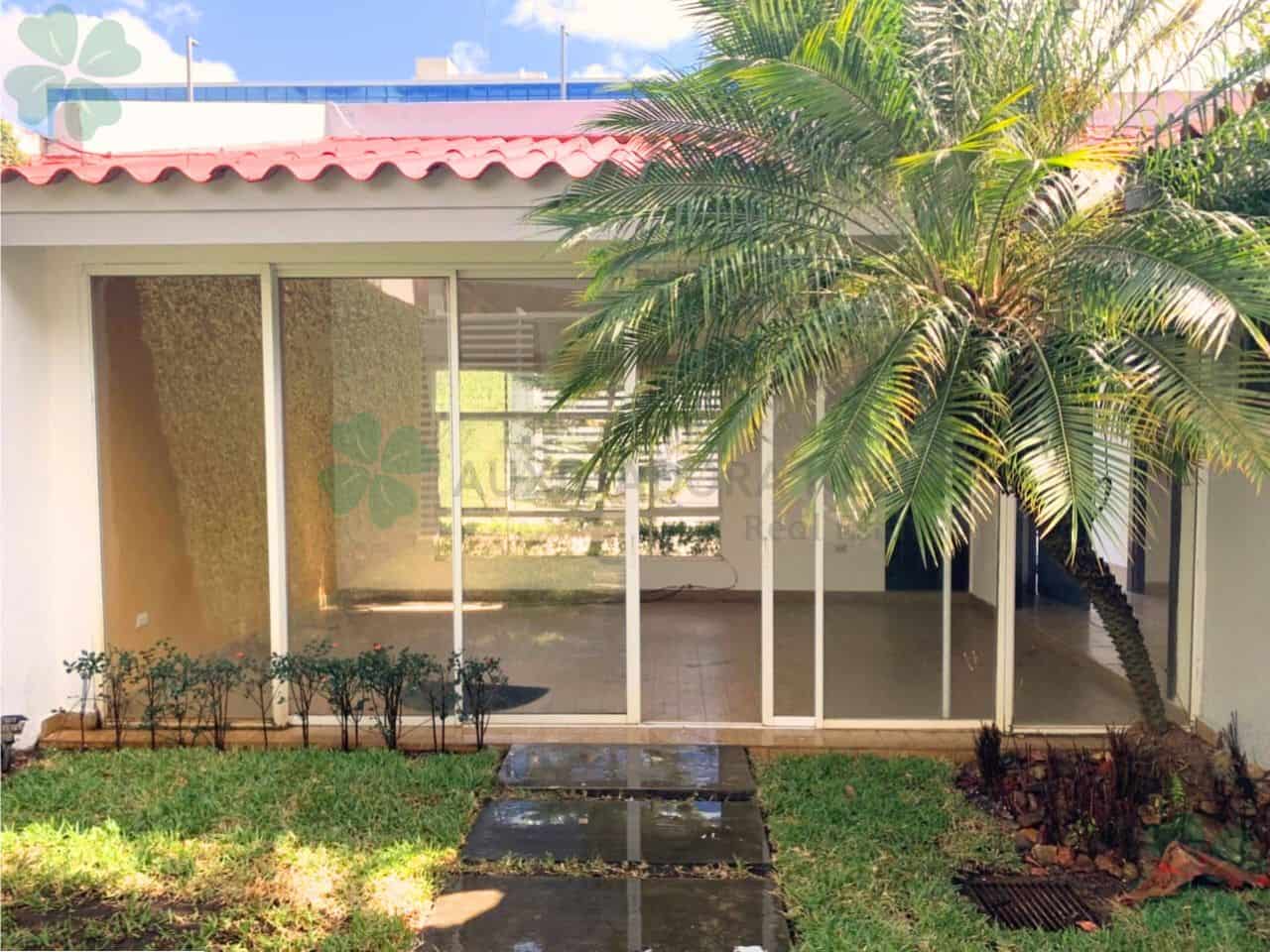 En renta linda casa en sector de pista Jean Paul Genie