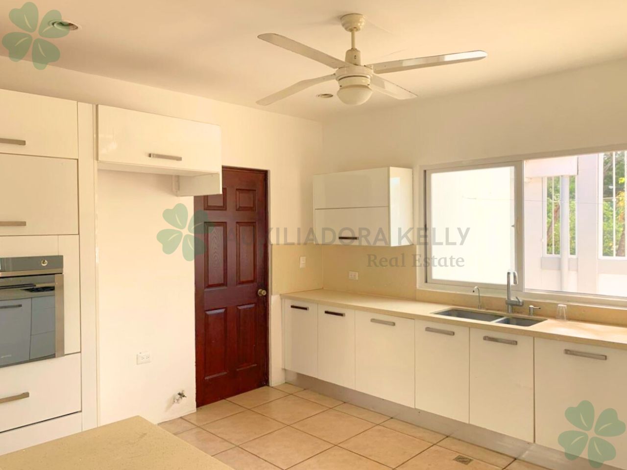 En renta linda casa en sector de pista Jean Paul Genie