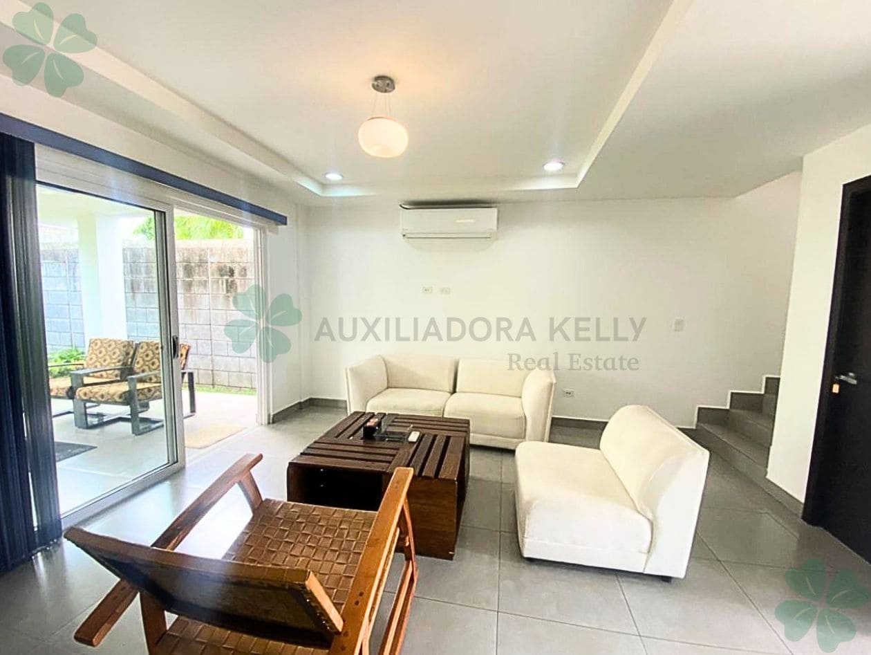 En renta casa tipo townhouse en Lomas de Montserrat