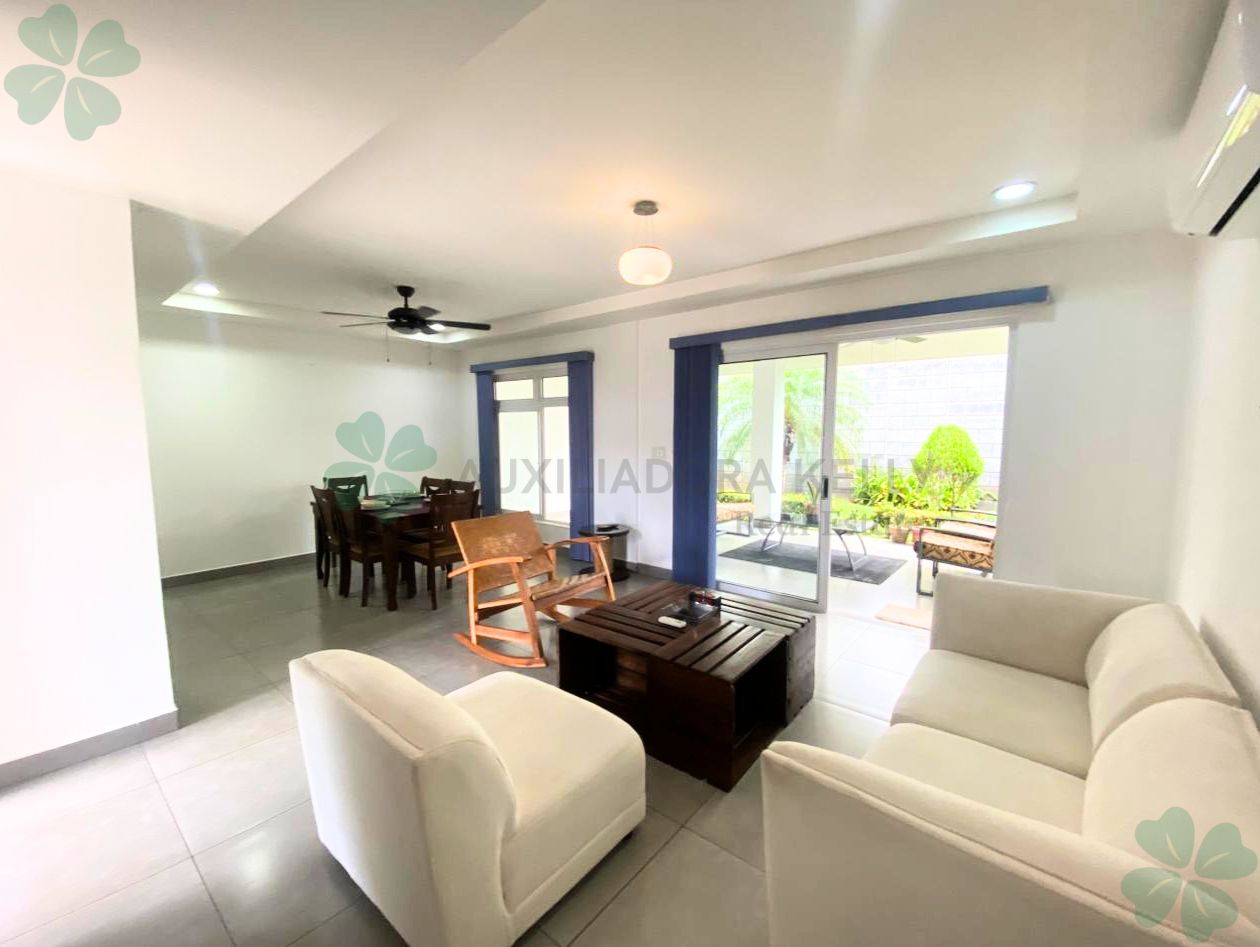 En renta casa tipo townhouse en Lomas de Montserrat