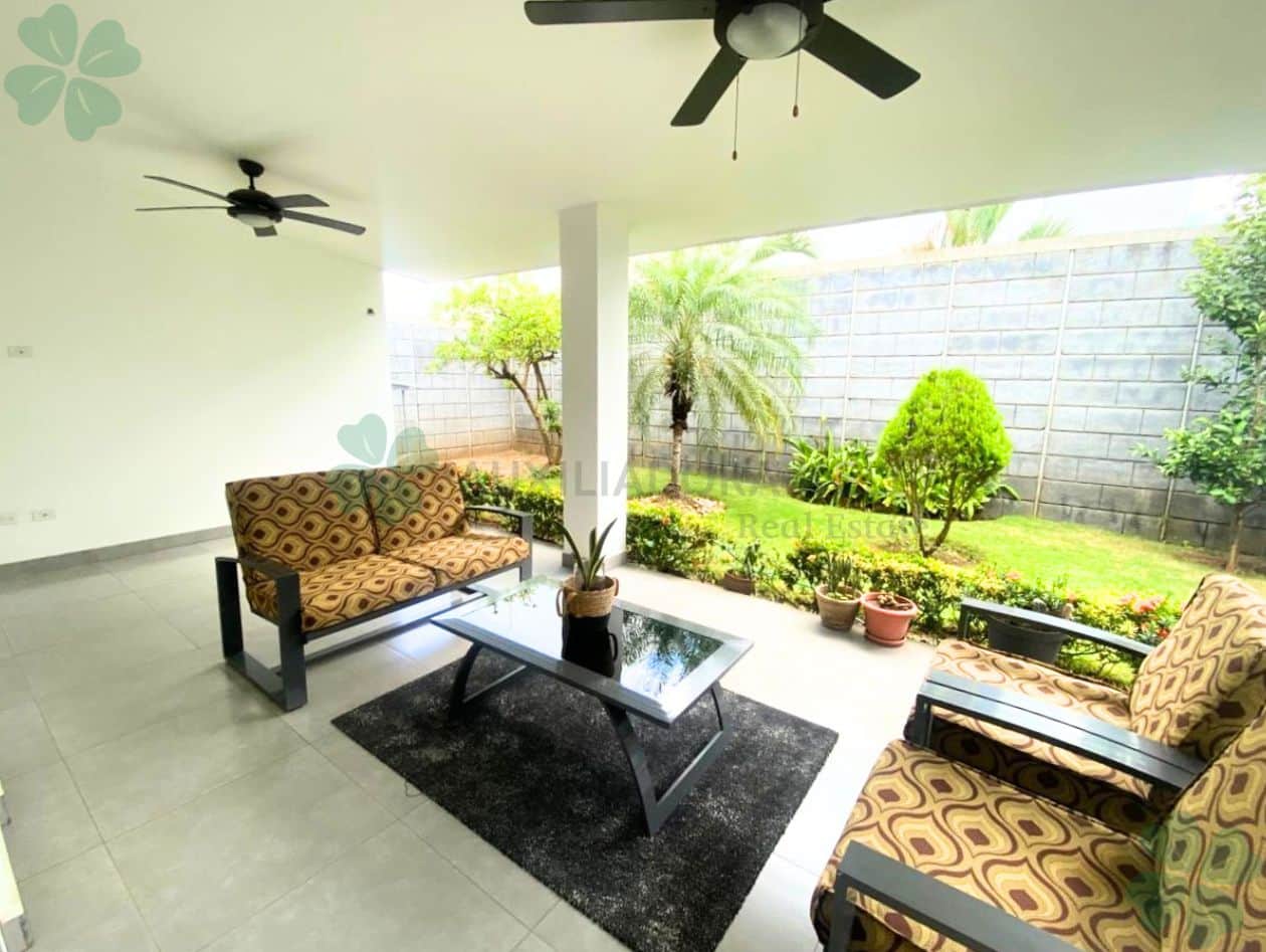 En renta casa tipo townhouse en Lomas de Montserrat