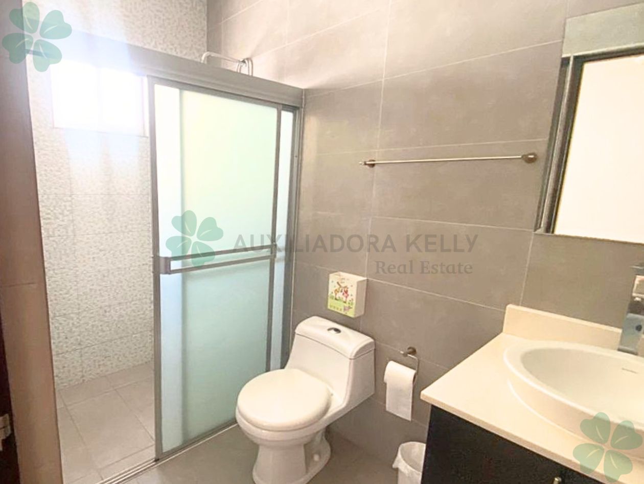 En renta casa tipo townhouse en Lomas de Montserrat